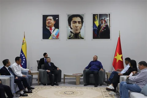 El primer vicepresidente del PSUV y vicepresidente sectorial de Política, Seguridad Ciudadana y Paz, Diosdado Cabello Rondón, recibe a la delegación de Quang Nam (Fuente: VNA)