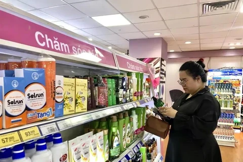 Los consumidores de Ciudad Ho Chi Minh dan prioridad a la compra de productos que participan en la campaña de consumo ecológico. (Fuente: VNA)