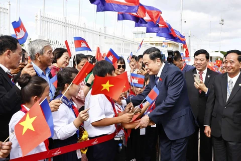 Ceremonia de bienvenida del presidente de la Asamblea Nacional de Vietnam, Tran Thanh Man, en el Aeropuerto Internacional de Phnom Penh. (Fuente: VNA)