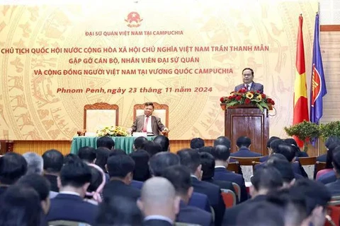 El presidente de la Asamblea Nacional de Vietnam, Tran Thanh Man, habla en una reunión con el personal de la Embajada de Hanoi y representantes de la comunidad coterránea en Camboya. (Foto: VNA)