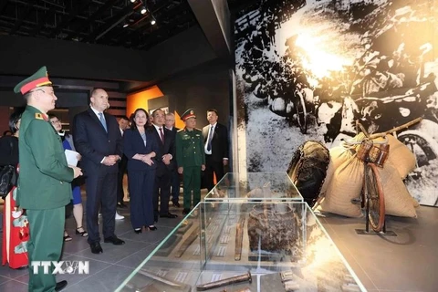 El presidente de Bulgaria, Rumen Radev, y la vicepresidenta de Vietnam, Vo Thi Anh Xuan, visitan el Museo de Historia Militar (Fuente: VNA)