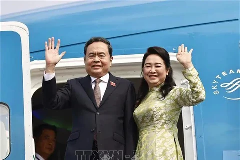 El presidente de la Asamblea Nacional, Tran Thanh Man, y su esposa, partieron de Hanoi para realizar visitas oficiales a Singapur y Japón. (Fuente: VNA)