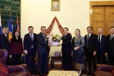 Representantes de las Embajadas de Vietnam y de Laos en Rusia en el evento (Fuente: VNA)