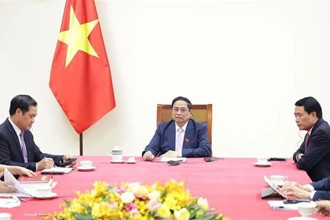 越南政府总理范明政与荷兰首相马克·吕特通电话。图自越通社