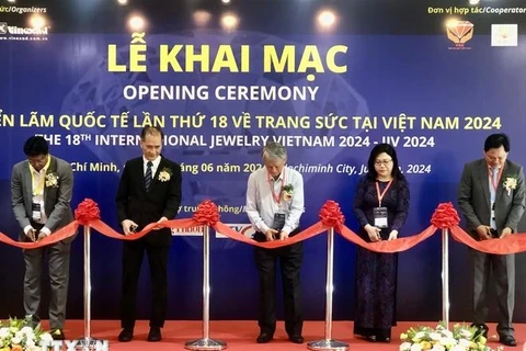 第18届越南国际珠宝展开幕剪彩仪式。图自越通社