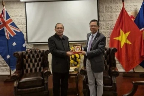 越南驻澳大利亚大使范雄心与越南祖国阵线中央委员会副主席黄功水合影。图自越通社