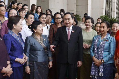 越南国会主席陈青敏会见老挝和柬埔寨妇联和女企业家代表团