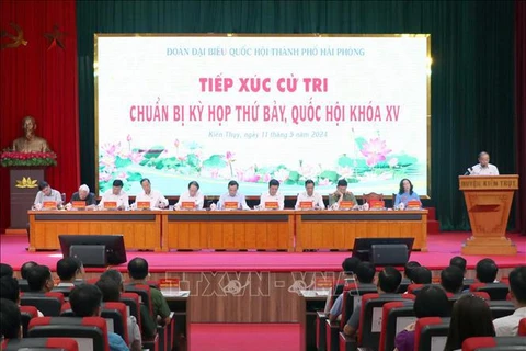 Le vice-Premier ministre Trân Luu Quang rencontre des électeurs à Hai Phong. Photo: VNA