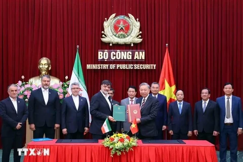 Le général To Lam et le lieutenant-général Ahmad Reza Radan signent un protocole d'accord de coopération entre le ministère vietnamien de la Sécurité publique et le commandement iranien des forces de l'ordre. Photo: VNA