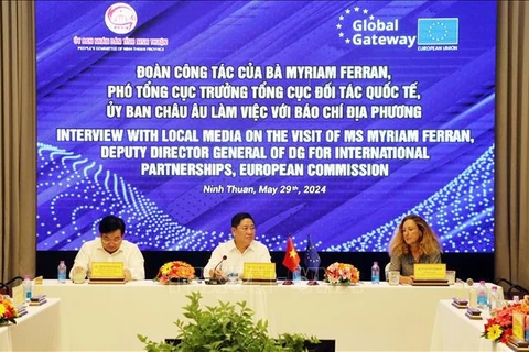 Myriam Ferran, directrice générale adjointe de la Direction générale pour les partenariats internationaux de la Commission européenne (à droite) lors d'une échange avec la presse de Ninh Thuan. Photo: VNA
