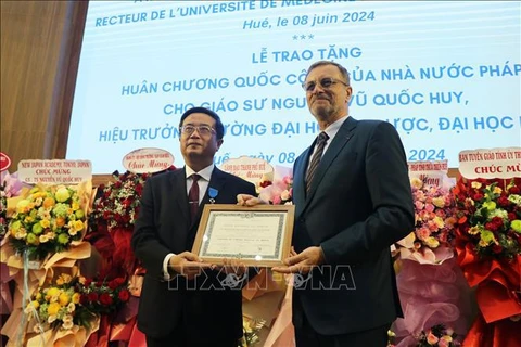 L'Ordre national du Mérite de la France décerné au professeur Nguyên Vu Quôc Huy