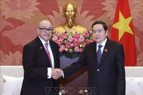 Le président de l'Assemblée nationale (AN) Tran Thanh Man (droite) et Najib El Khadi, secrétaire général de la Chambre des représentants du Maroc et président de l'Association des secrétaires généraux des Parlements (ASGP). Photo: VNA