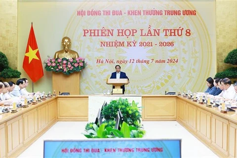 Le PM Pham Minh Chinh préside la 8e réunion du Conseil central d'émulation et de récompense . Photo: VNA