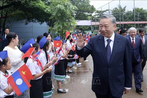 Le président To Lam se rend à l'école bilingue Laos-Vietnam. Photo: VNA