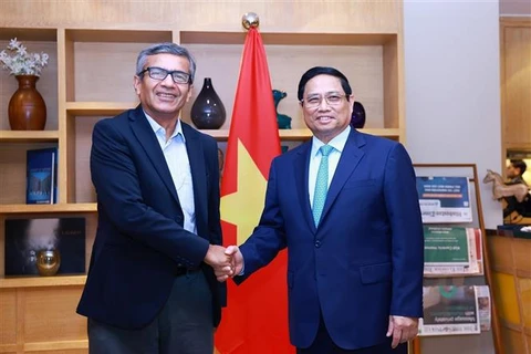 Le Premier ministre vietnamien Pham Minh Chinh (droite) et le président Rajesh Kumar Singh de la Société nationale indienne de développement du corridor industriel (NICDC). Photo: VNA