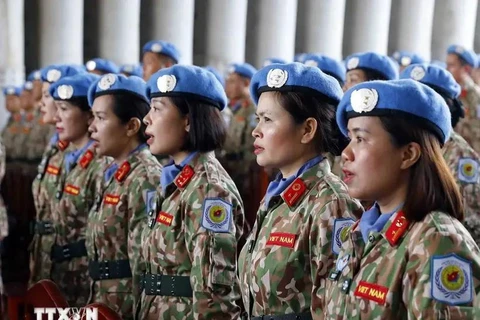 Des femmes soldats de de l'équipe du génie N°2 lors d'une cérémonie avant leur départ pour la mission de maintien de la paix des Nations Unies à Abyei. Photo: VNA