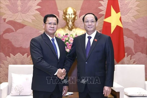 Le général de corps d'armée Tran Quang Phuong, vice-président de l'Assemblée nationale (AN) vietnamienne (droite) et le général de division Vongsack Phanthavong, président de la Commission de la défense et de la sécurité de l'Assemblée nationale lao. Photo: VNA