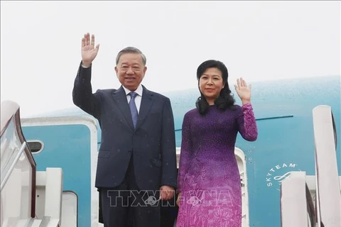 Le secrétaire général du Comité central du Parti communiste du Vietnam et président de la République To Lam et son épouse partent pour une visite d'État en Chine. Photo: VNA