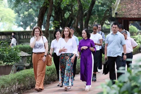 La présidente du Sénat australien Sue Lines, accompagnée de sa délégation, visite le Temple de la Littérature à Hanoï. Photo: VNA