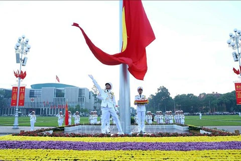 La cérémonie de lever du drapeau pour célébrer le 78e anniversaire de la Fête nationale du Vietnam (2 septembre 1945 - 2 septembre 2023) sur la place Ba Dinh. Photo: VNA