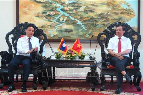 Séance de travail entre les dirigeants de la province vietnamienne de Thua Thiên-Huê et celle lao de Savannakhet. Photo: VNA