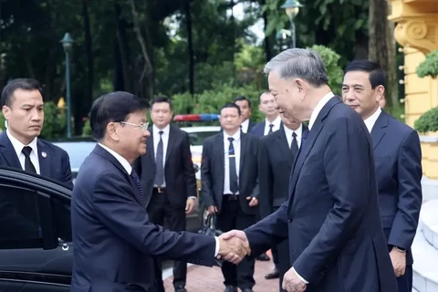 Le président To Lam (droite) accueille le secrétaire général et président du Laos Thongloun Sisoulith à Hanoï, dans l'après-midi du 25 juillet 2024. Photo: VNA