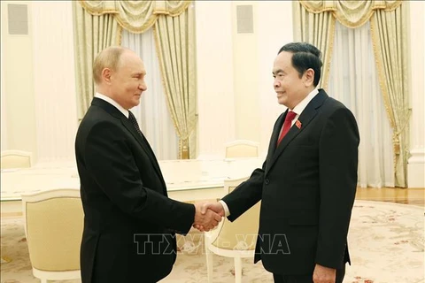 Le président de l'Assemblée nationale Tran Thanh Man (droite) rencontre le président russe Vladimir Poutine. Photo: VNA