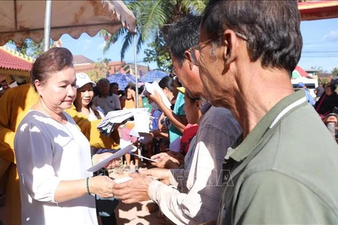 Remise des cadeaux à des victimes touchés par le typhon Yagi au Laos. Photo: VNA