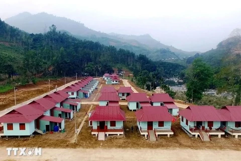 De nouvelles maisons des habitants du village de Bang La, commune de Tra Leng, district de Nam Tra My, province de Quang Nam, après la catastrophe naturelle. Photo: VNA