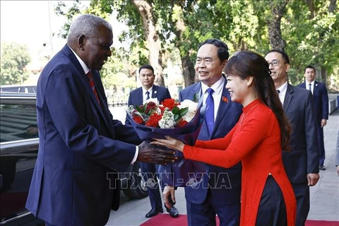 Le président de l'AN vietnamienne Tran Thanh Man accueille le président de l'ANPP de Cuba Esteban Lazo Hernández (gauche). VNA