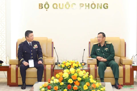 Le général de corps d'armée Pham Hoai Nam, membre du Comité central du Parti et vice-ministre de la Défense (droite) et le général de brigade Aoi Kei. Photo: qdnd