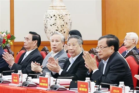 Des anciens dirigeants lors de la conférence. Photo: VNA