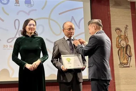 Le président de l'UEVF Nguyen Phan Bao Thuy, remet des insignes à l'ambassadeur du Vietnam en France Dinh Toan Thang et à l'ambassadrice Nguyen Thi Van Anh. Photo: VNA 