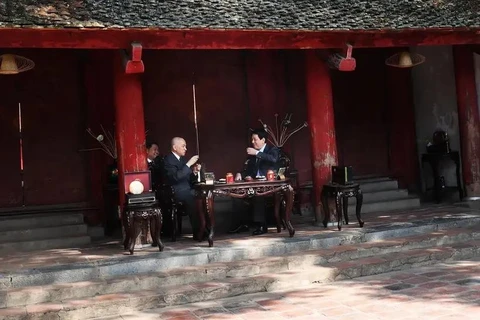 Le président Luong Cuong (droite) et le roi du Cambodge prennent le thé au Temple de la Littérature