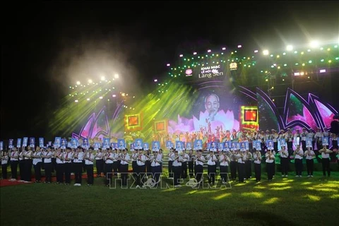 Un spectacle avec des chansons louant les contributions du Président Hô Chi Minh a eu lieu dans le cadre du festival du village de Sen (Lotus) 2024. Photo : VNA