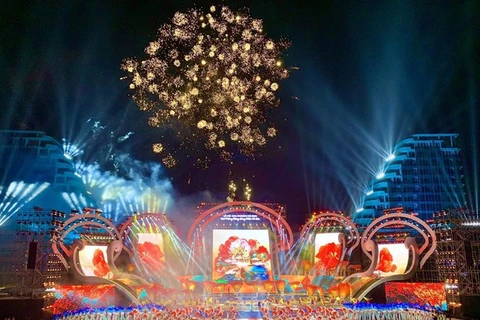 Lors du Festival des flamboyants rouges, le certificat d’inscription sur la liste de patrimoine naturel mondial à la baie d'Ha Long (province de Quang Ninh) et à l’archipel de Cat Bà (ville portuaire de Hai Phong) a été rémis. Photo : journal Hai Phong