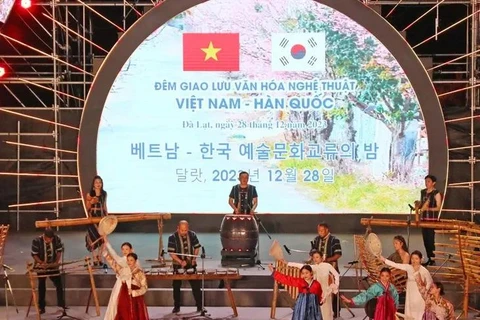 Soirée d'échange culturel et artistique Da Lat (Vietnam) - Chuncheon (République de Corée) fin décembre 2023. Photo : Comité populaire de la ville de Da Lat