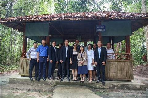 Les délégués prennent une photo à l'ambassade de Cuba au site du bureau du gouvernement révolutionnaire provisoire du Sud Vietnam (commune de Tan Lap, district de Tan Bien, à Tay Ninh). Photo : VNA