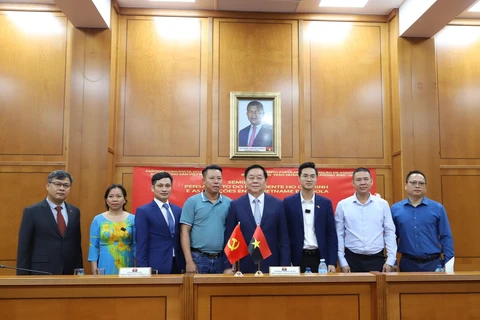 Nguyen Trong Nghia, secrétaire du Comité central du Parti communiste du Vietnam (PCV) et des Vietnamiens d'outre-mer membres du PCV en Angola prennent une photo lors du séminaire. Photo : VNA