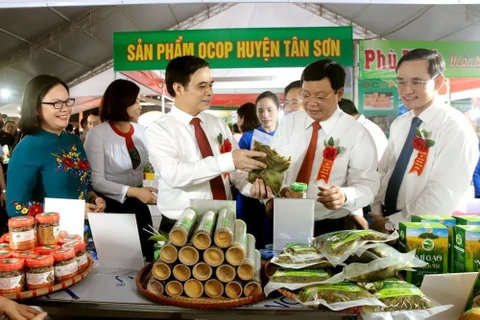 De nombreux visiteurs à la foire du commerce et des produits OCOP de Phu Tho Photo : https://danguykhoidoanhnghiep.phutho.gov.vn/