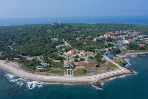 L'île de Côn Co a un énorme potentiel de développement touristique grâce à ses vastes forêts, ses belles plages et ses récifs coralliens. Photo : Minh Duc/VNA