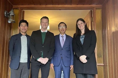 L'ambassadeur vietnamien en Australie, Pham Hung Tam (deuxième à partir de la droite) et Layton Pike (deuxième à partir de la gauche), cofondateur de l’Institut de politique Australie-Vietnam (Australia-Vietnam Policy Institute - AVPI). Photo : VNA