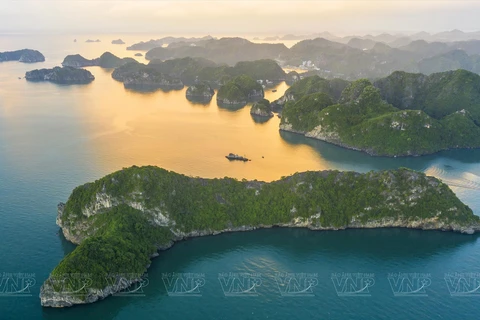 Aube sur la baie de Lan Ha. Photo : Vietnam Illustré