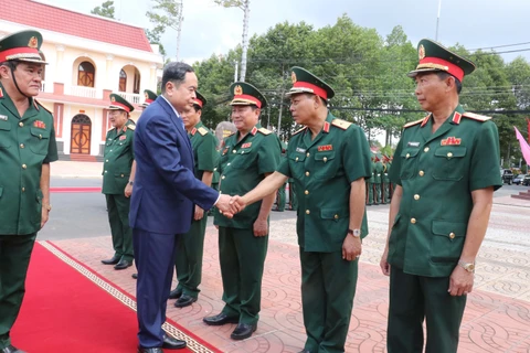 Le président de l’Assemblée nationale Tran Thanh Man travaille avec le Comité du Parti du commandement de la 9e zone militaire. Photo : VNA