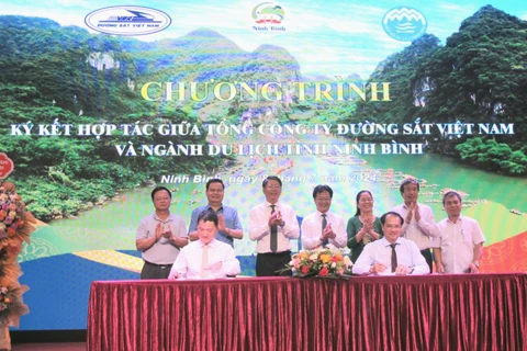 Le Département provincial du Tourisme de Ninh Binh, l'Association provinciale du tourisme et la Société des Chemins de fer du Vietnam signent le 8 juillet un accord de coopération pour la période 2024-2030. Photo : https://ttdn.ninhbinh.gov.vn/