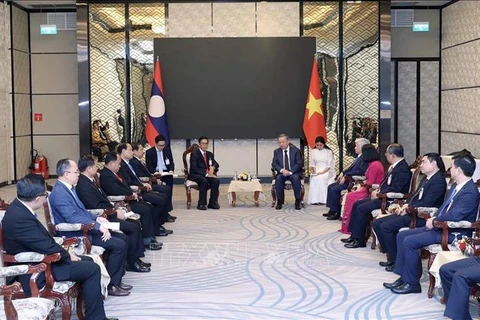 Le président To Lam rencontre le président du Front lao pour la construction nationale (FLCN), Sinlavong Khoutphaythoune. Photo : VNA