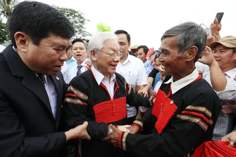 Le secrétaire général et président de la République, Nguyen Phu Trong (au milieu) à la fête de solidarité ethnique dans la commune de Dur Kmăl, district de Krong Ana, province de Dak Lak, dans la matinée du 11 novembre 2018. Photo : Tri Dung – VNA