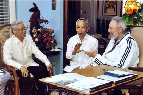 Le secrétaire général Nguyen Phu Trong (gauche) et le dirigeant Fidel Castro (droite) lors de sa visite officielle d'amitié à Cuba, dans l'après-midi du 11 avril 2012. Photo d'archives de la VNA