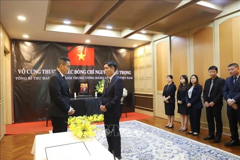 Le ministre thaïlandais des Affaires étrangères, Maris Sangiampongsa (gauche) s'est rendu mardi 23 juillet, à l'ambassade du Vietnam en Thaïlande pour exprimer ses condoléances face au décès du secrétaire général du Parti communiste vietnamien Nguyen Phu Trong. Photo : VNA