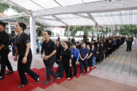 Des gens continuent de faire la queue pour rendre hommage au secrétaire général Nguyen Phu Trong, le 26 juillet. Photo : VNA